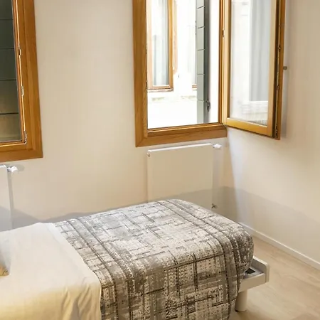 Theglasshouse Apartment